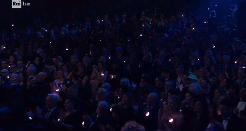 Sanremo 2025: perché il pubblico ha i braccialetti luminosi dei concerti Taylor Swift i bracciali luminosi a sanremo 2025