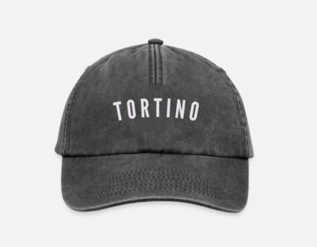 Tortino (Romano Bindi) lancia il suo merchandising dopo le rivelazioni di Corona cappello con la scritta Tortino