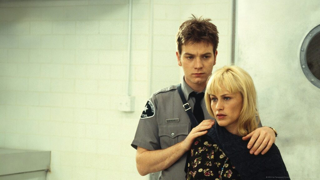 Patricia Arquette svela il patto dei “baci all’aglio” tra lei e un suo ex, per le scene d’amore Ewan McGregor e Patricia Arquette ne Il guardiano notturno