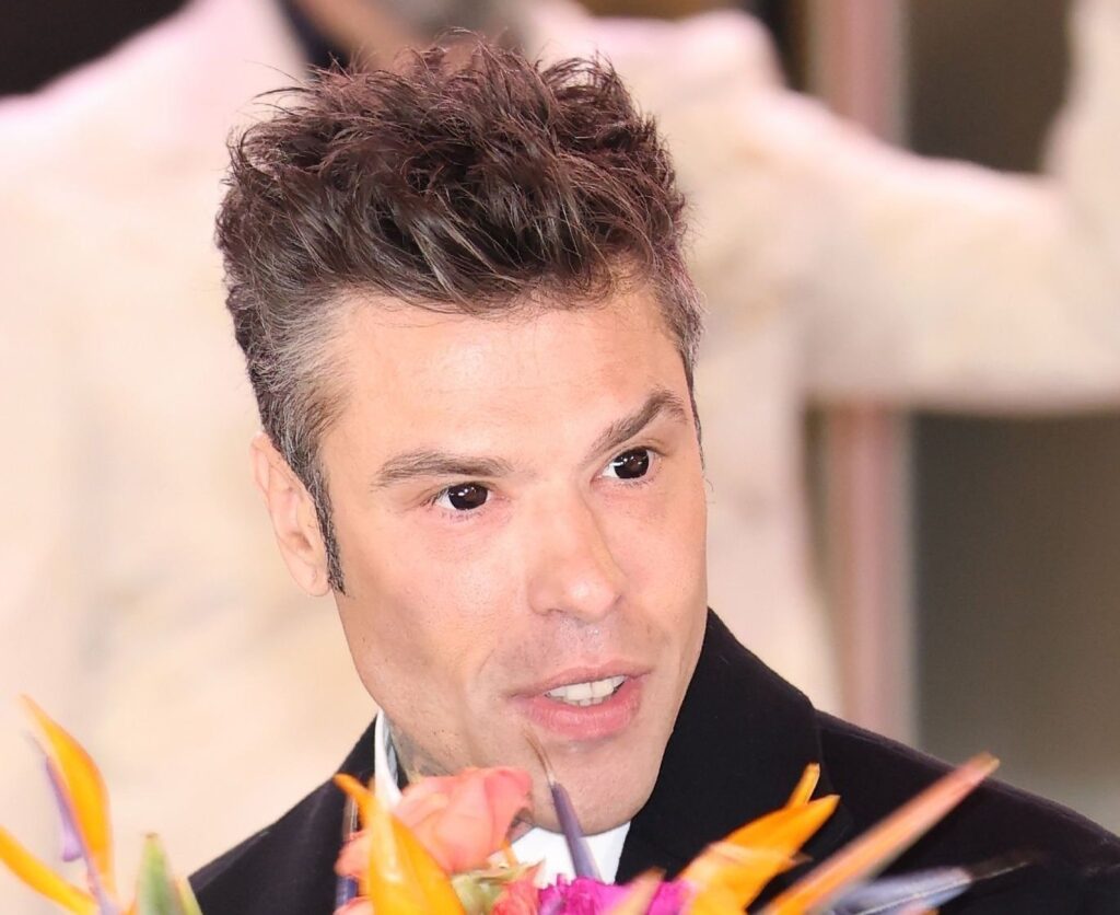 Fedez con gli occhi neri a Sanremo 2025