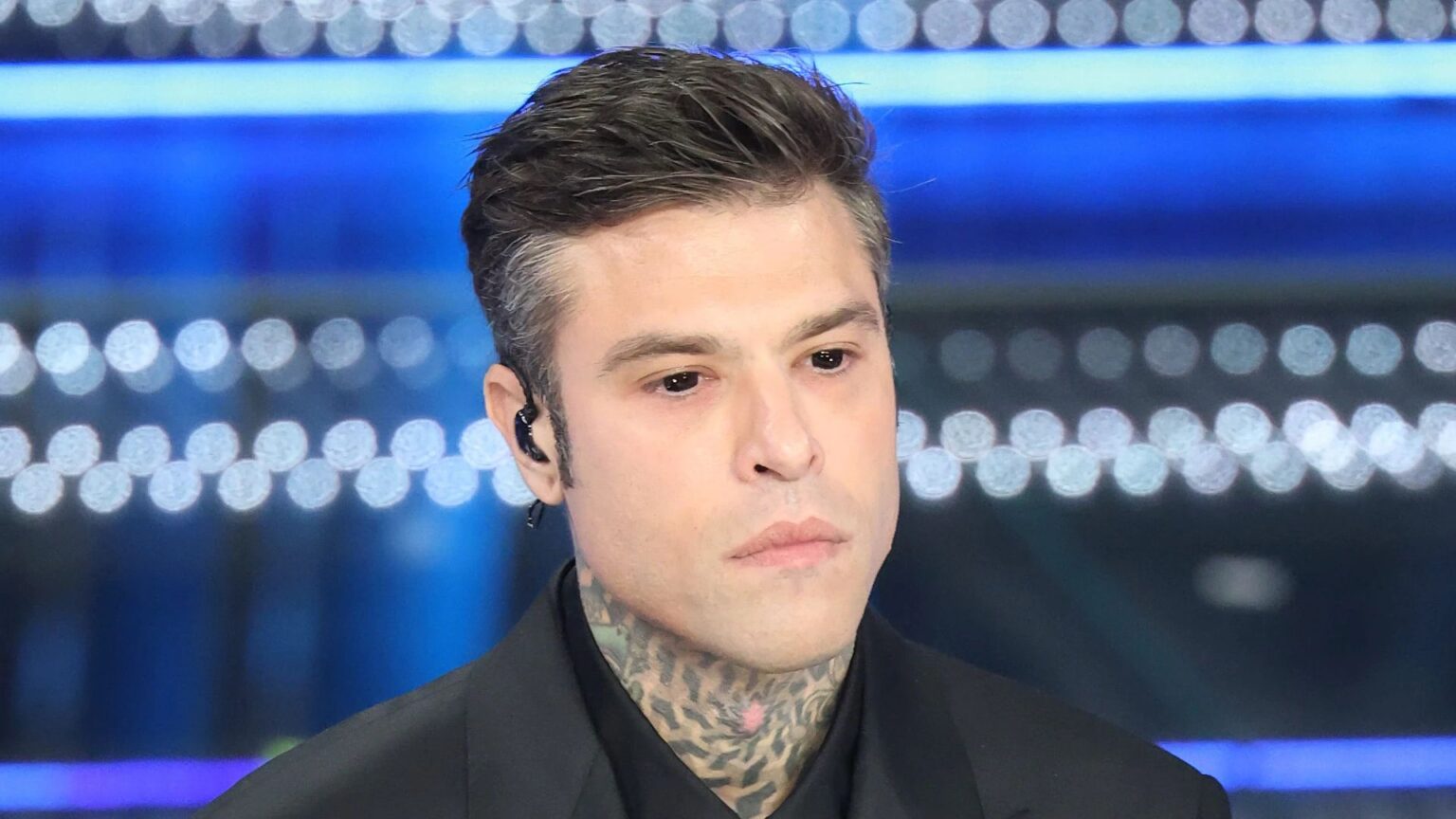 Chi ha pagato 100mila euro a Fedez per una serata alla Festa dello Stocco? Fedez con gli occhi neri a Sanremo 2025