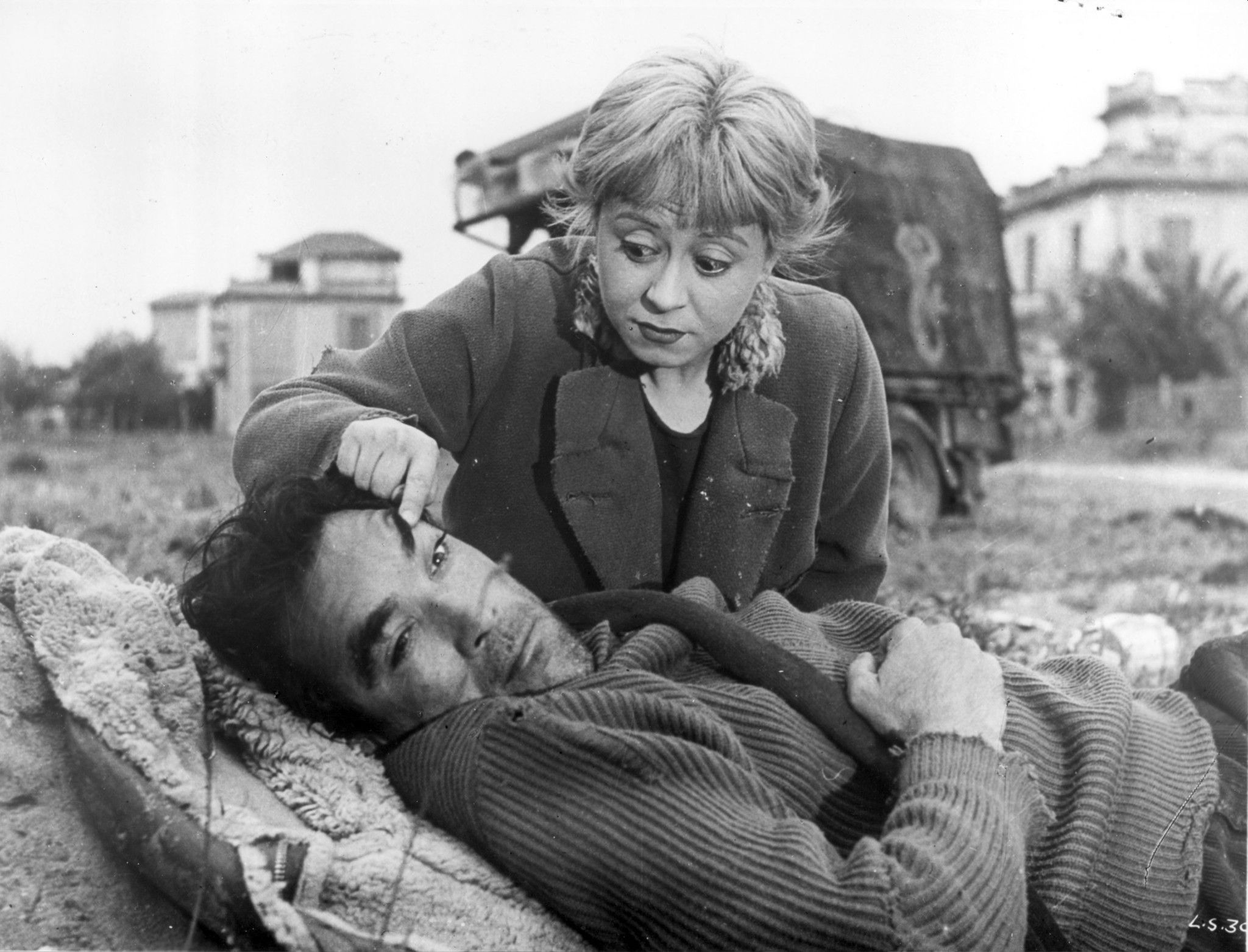 Giulietta Masina e Anthony Quinn ne La strada 