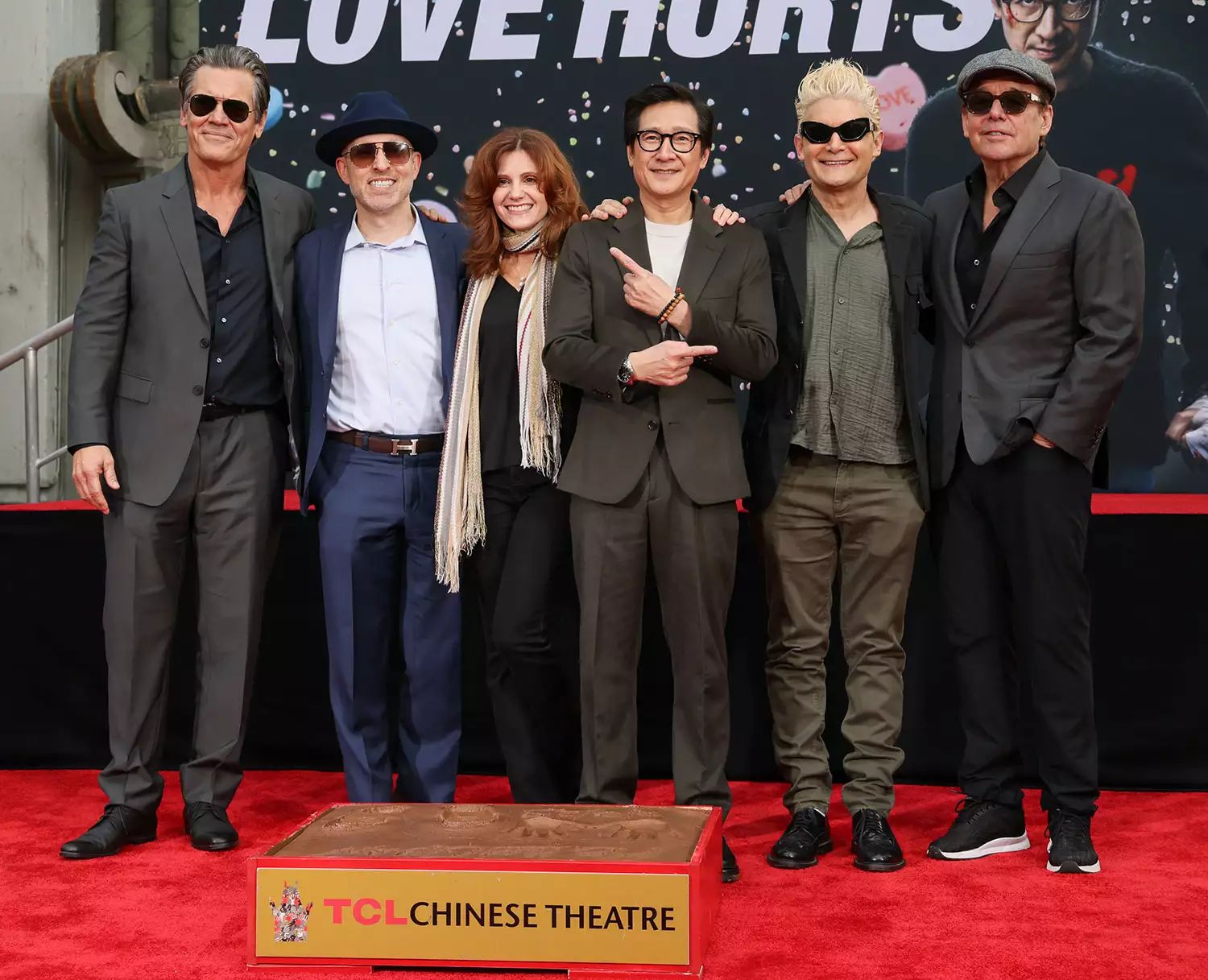 Josh Brolin, Jeff Cohen, Kerri Green, Ke Huy Quan, Corey Feldman, and Chris Columbus davanti al TCL Chinese Theater nel 2025.