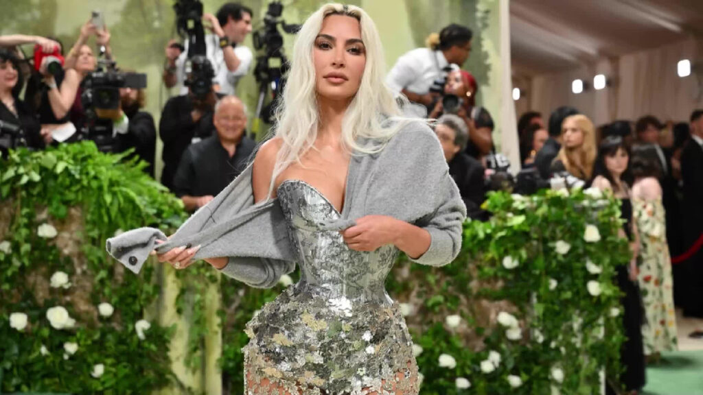 Kim Kardashian sul carpet del MET Gala 2024
