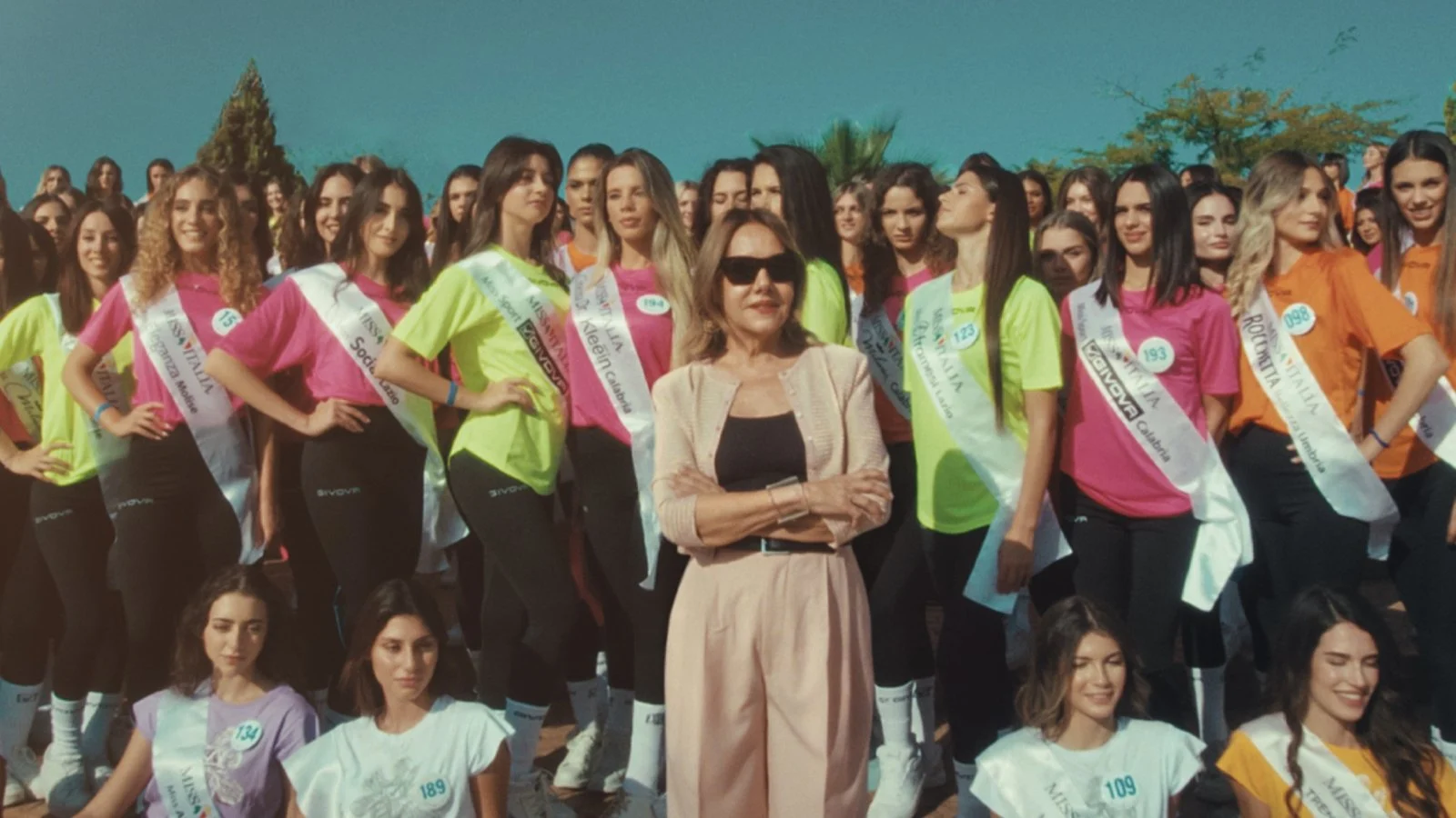 Patrizia Mirigliani e le ragazze di Miss Italia. 