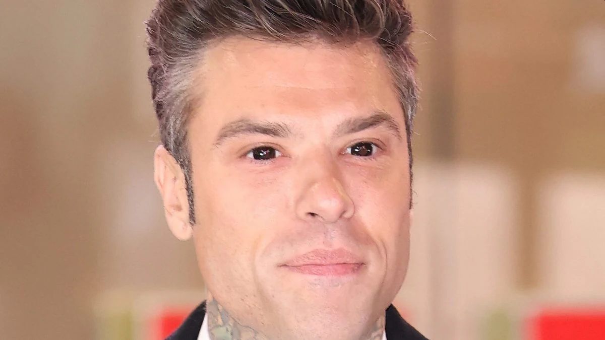 Fedez con gli occhi neri a Sanremo 2025