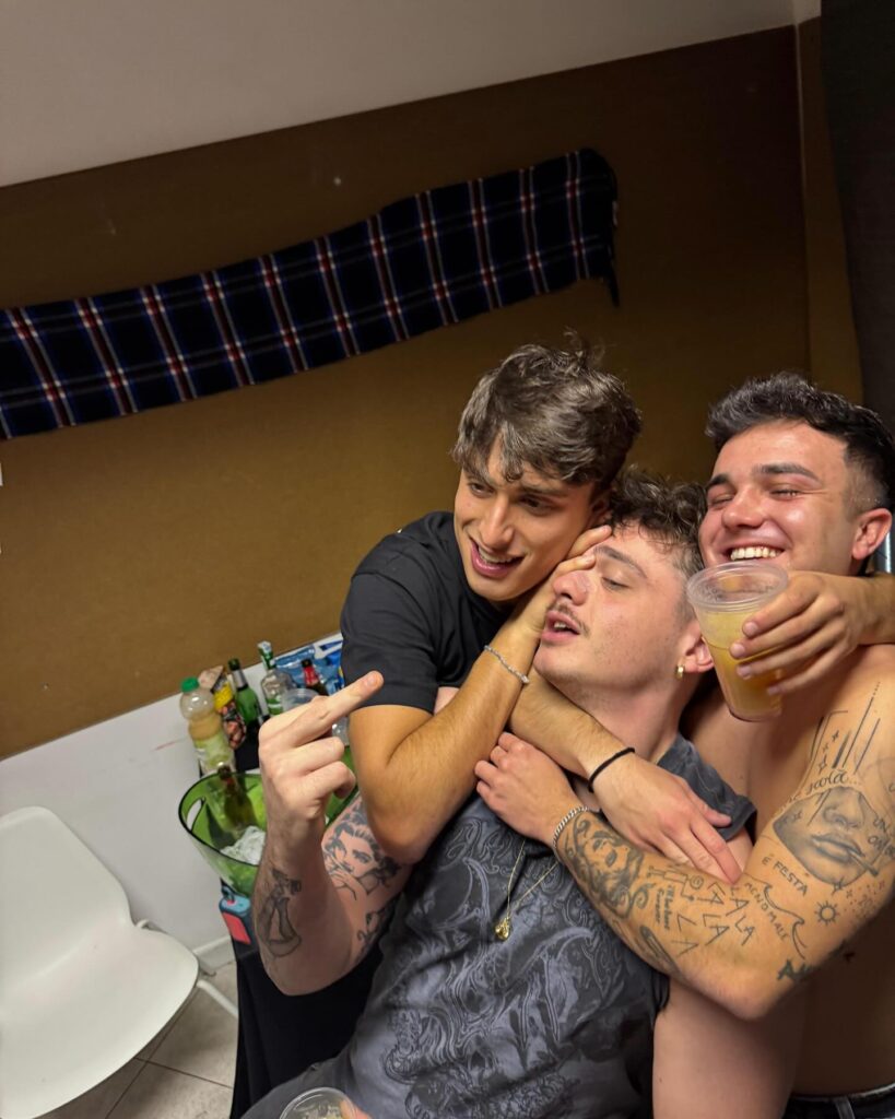 Olly abbraccia tre amici