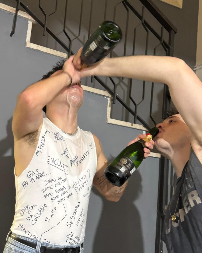 Olly beve durante una festa tra amici