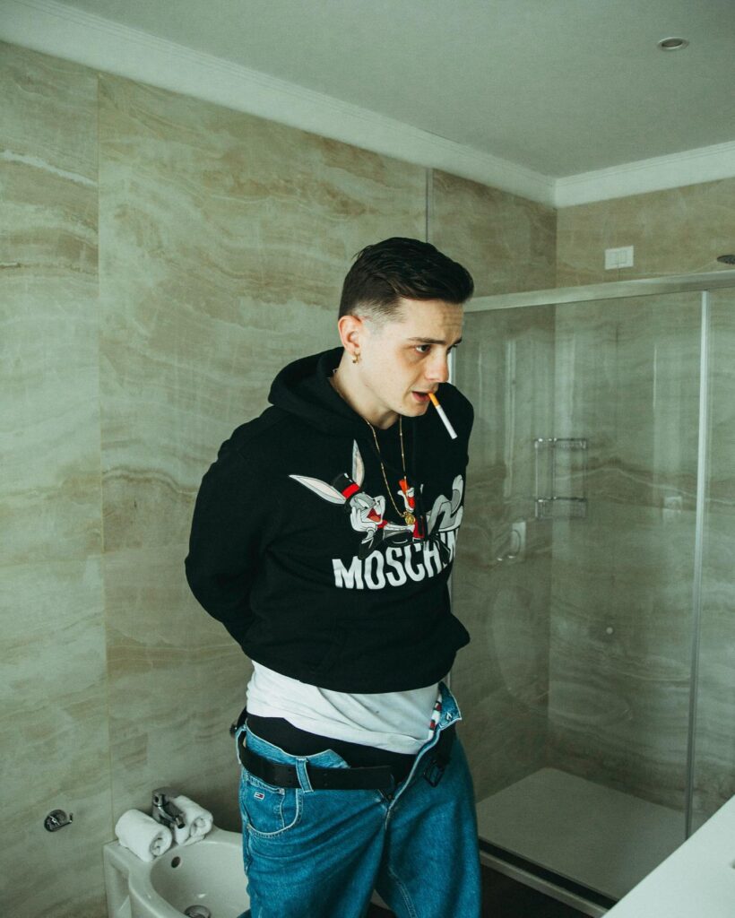 Olly con i jeans sbottonati