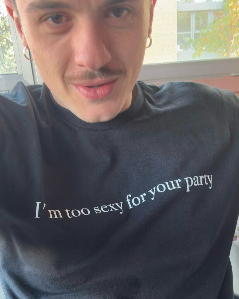 Olly con una t-shirt con scritta divertente