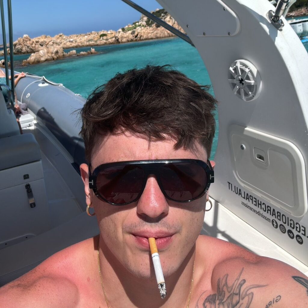 Olly fuma con gli occhiali da sole