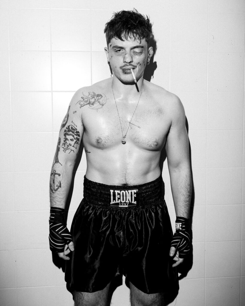 Olly a petto nudo nel video di Balorda Nostalgia