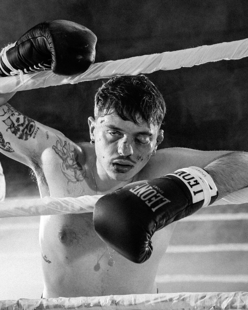 Olly a torso nudo nel video di Balorda Nostalgia