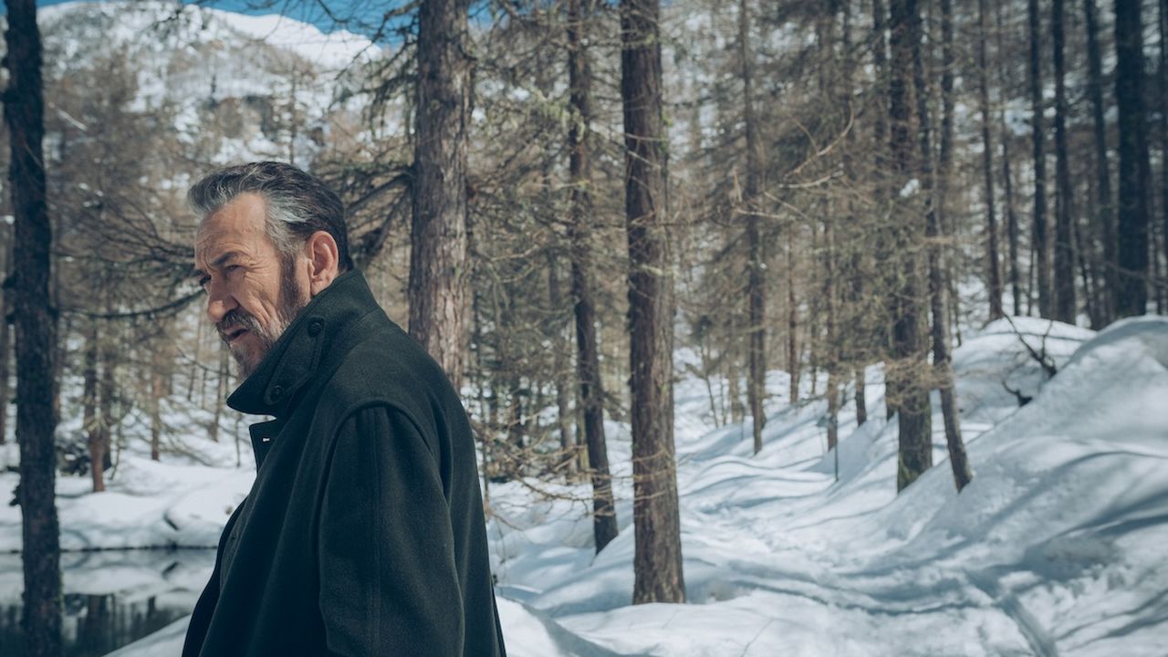 Marco Giallini in Rocco Schiavone 6