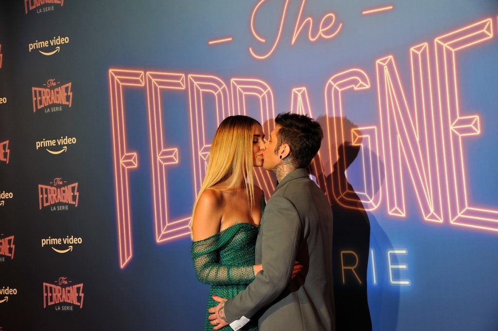 Chiara Ferragni e Fedez si baciano