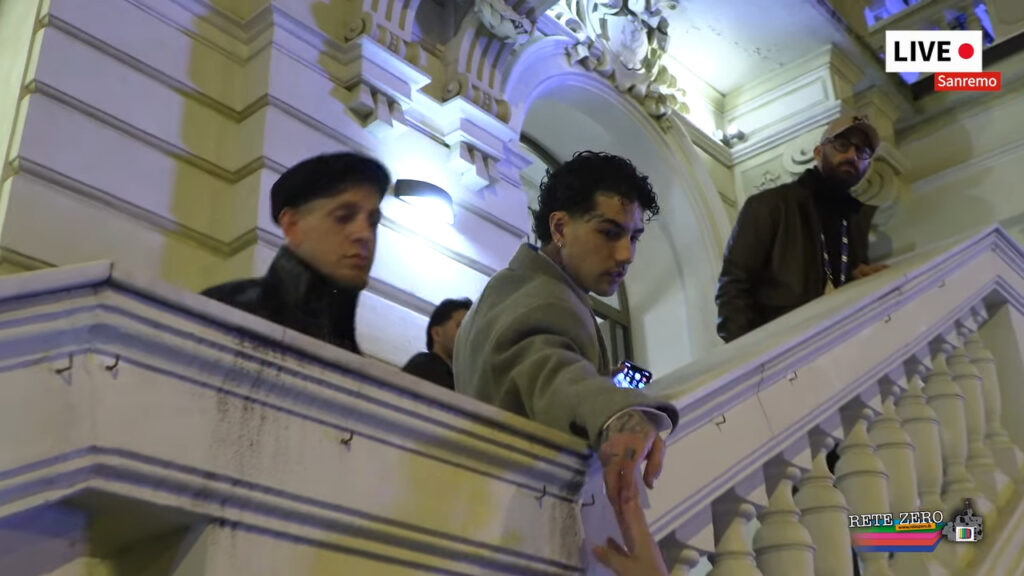 Tony Effe, un fan a Sanremo 2025 gli regala del fumo: la sua reazione (VIDEO) Tony Effe