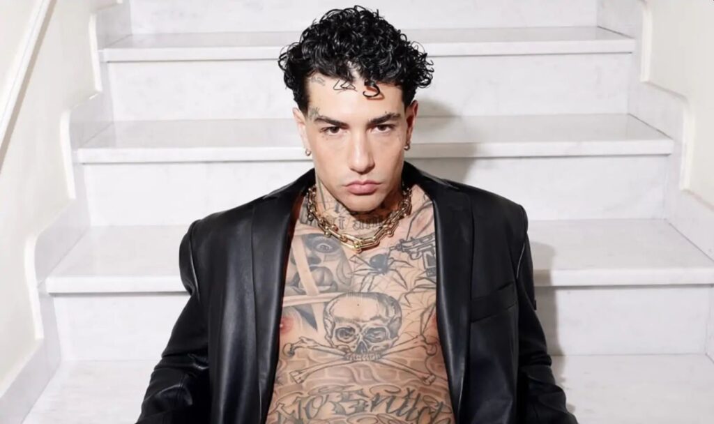 Tony Effe con la collana