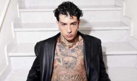 Tony Effe con la collana