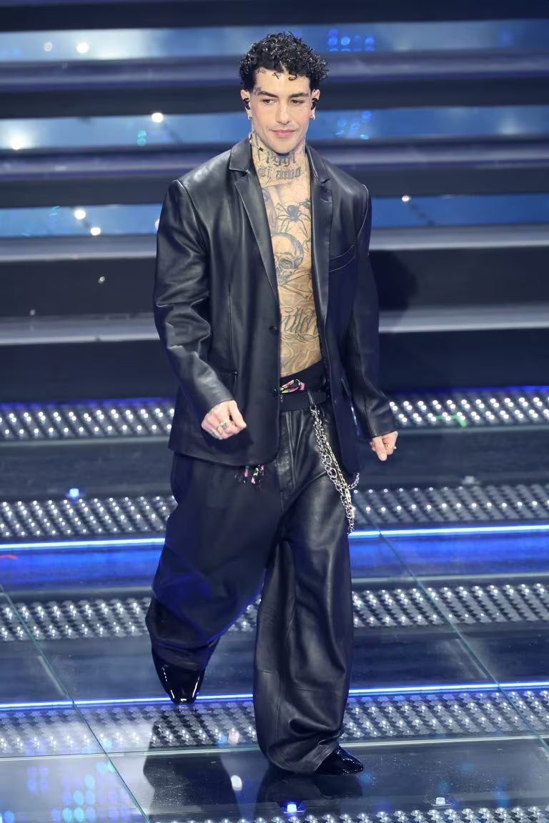 Tony Effe durante la terza serata di Sanremo 2025