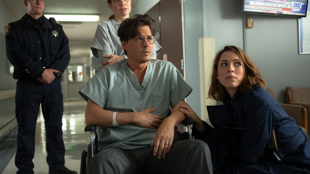 Johnny Depp e Rebecca Hall in una scena di Transcendence