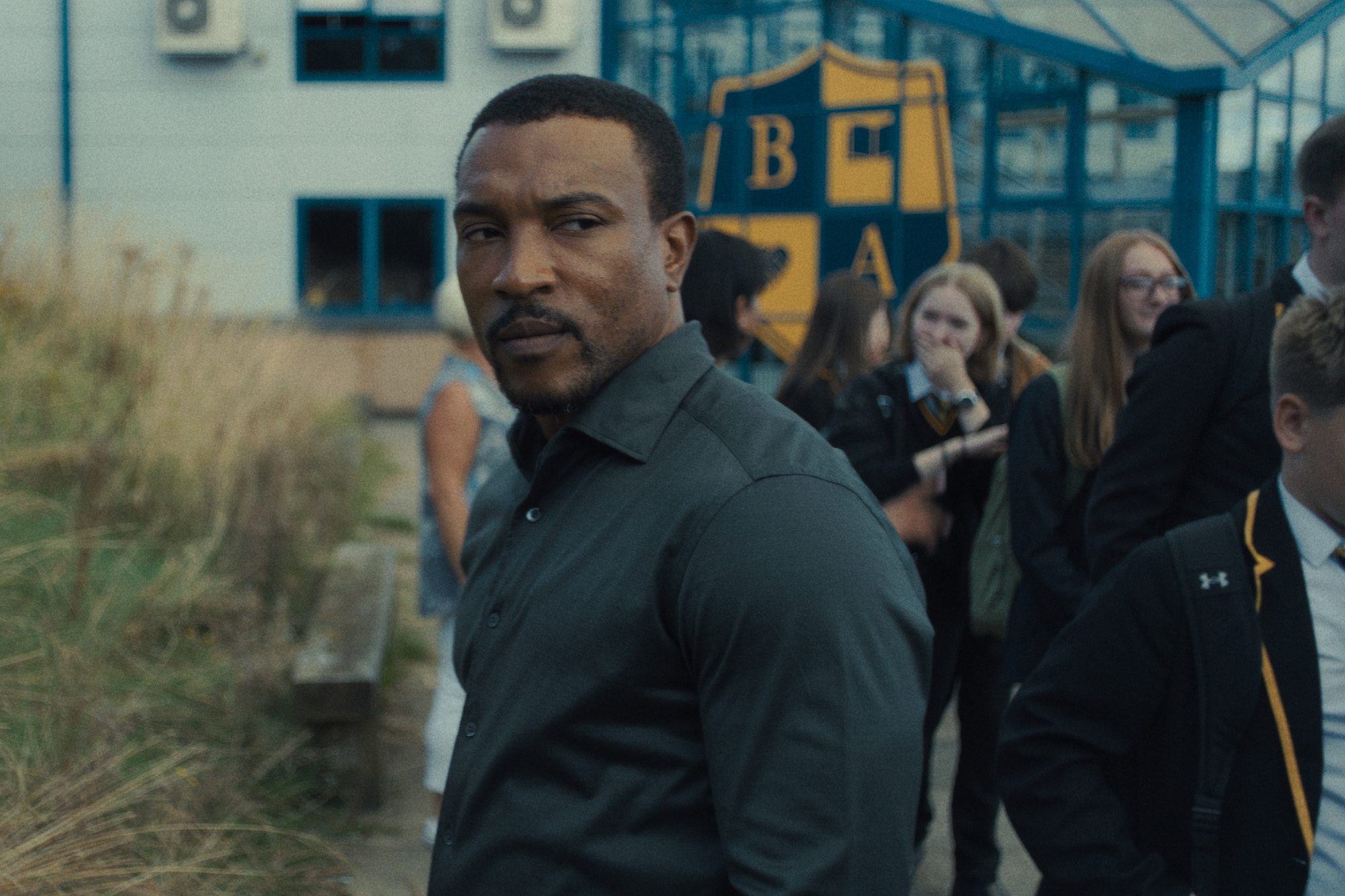 Ashley Walters nella serie tv Adolescence.