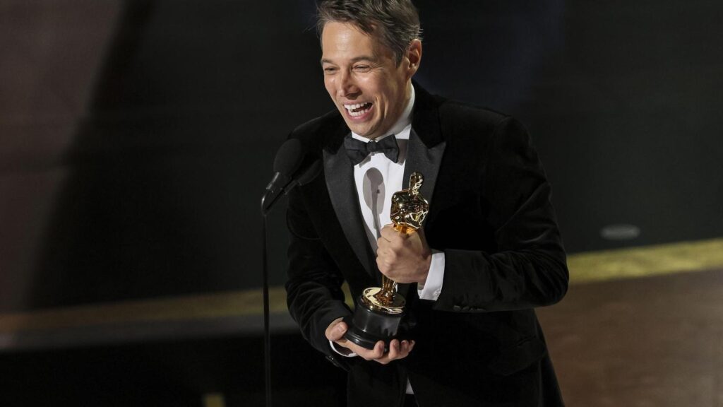 Oscar 2025, il regista di Anora ricorda l’importanza di vedere i film in sala Sean Baker con L'Oscar