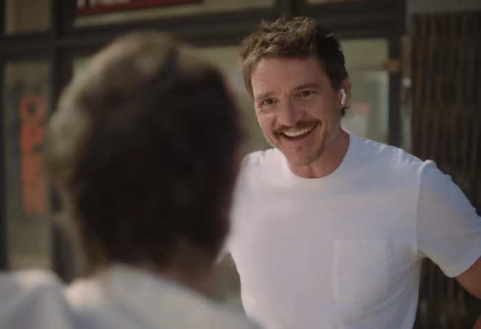 Pedro Pascal nello spot di Airpods 4 diretto da Spike Jonze