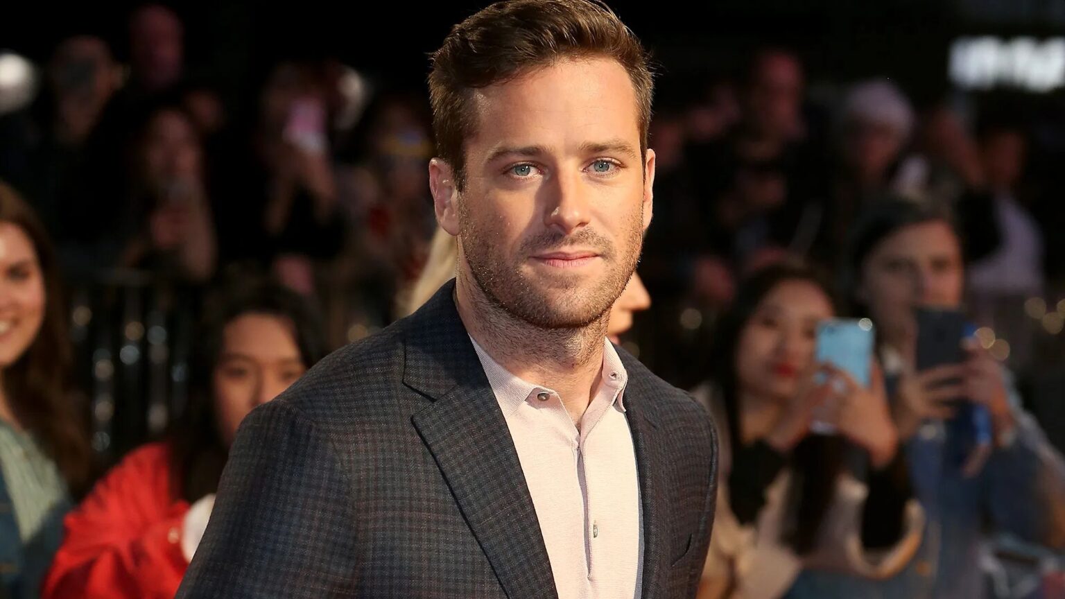 Armie Hammer ha sperimentato il sesso gay e ha raccontato come è andata Armie Hammer