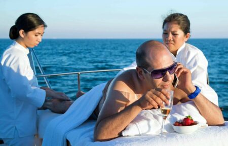 Una fan di Checco Zalone si laurea con una festa a tema e lui le risponde sui social Checco Zalone