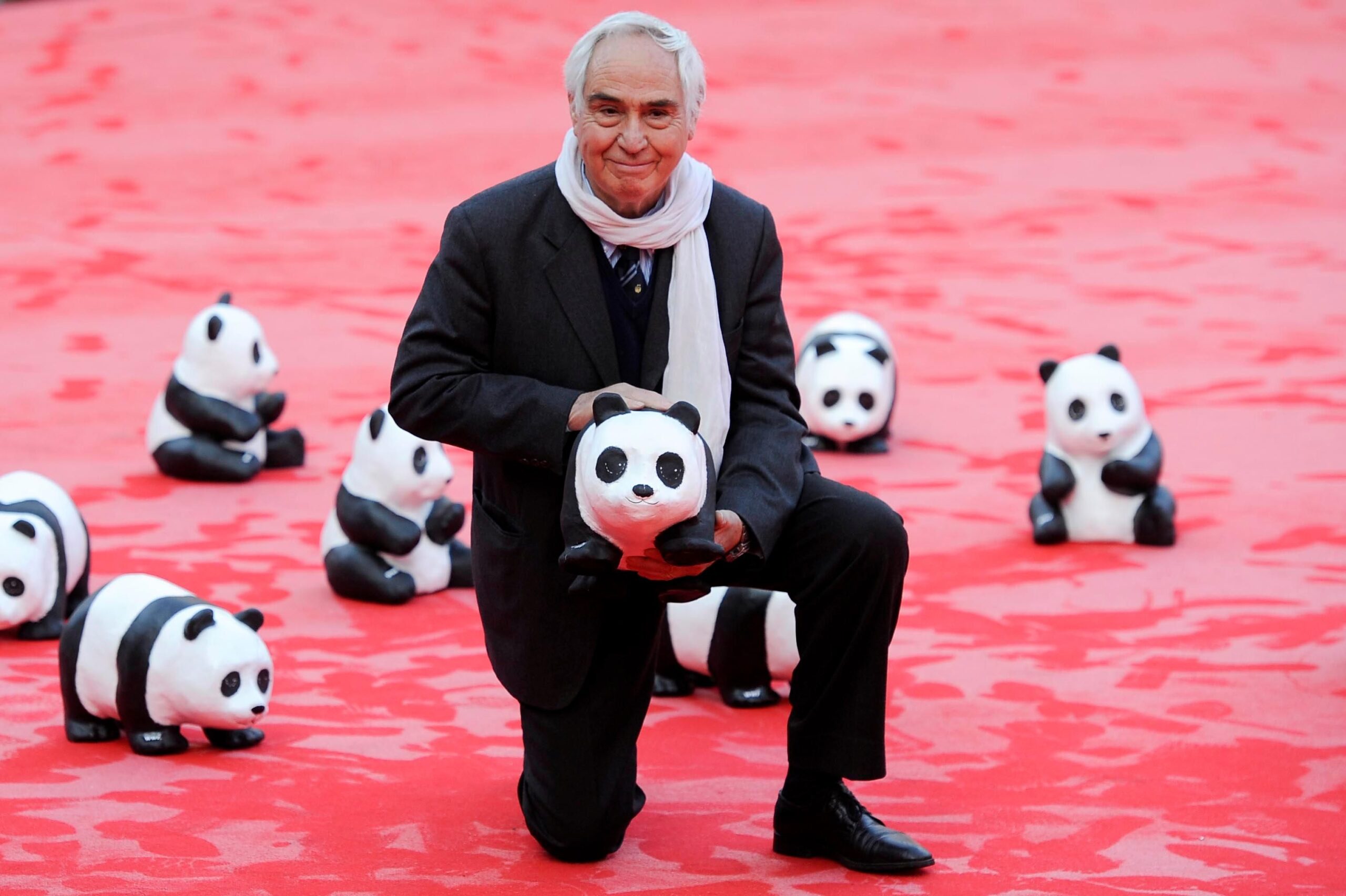 Fulco Pratesi con dei peluche di panda