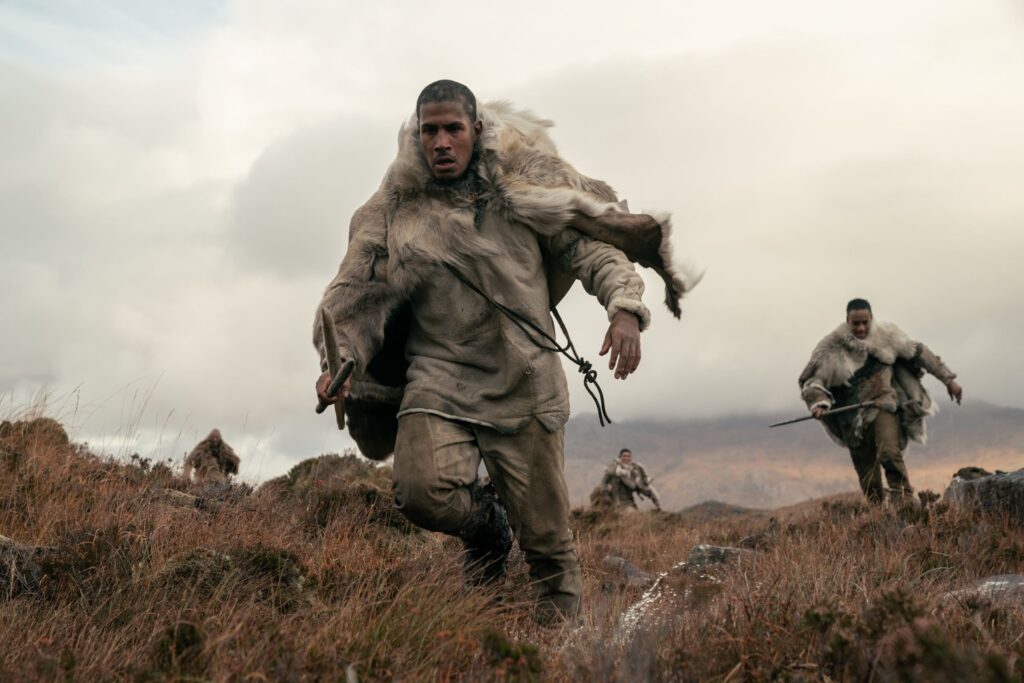 Come finisce il film Fuori dall’oscurità? I primi di un nuovo popolo Una scena del film Fuori dall'oscurità