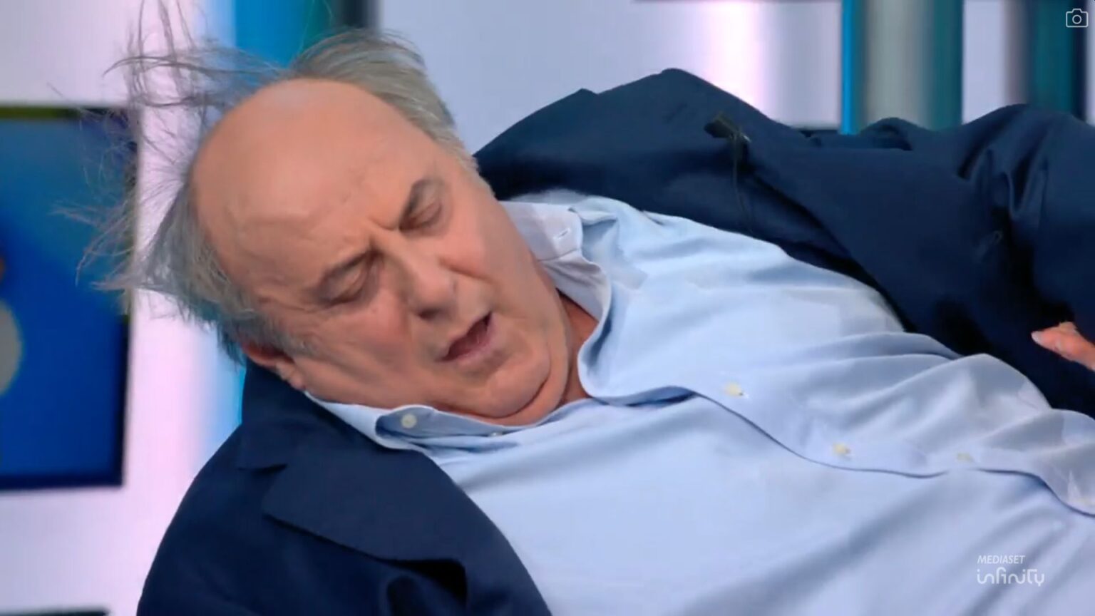 La caduta di Gerry Scotti a Striscia la Notizia