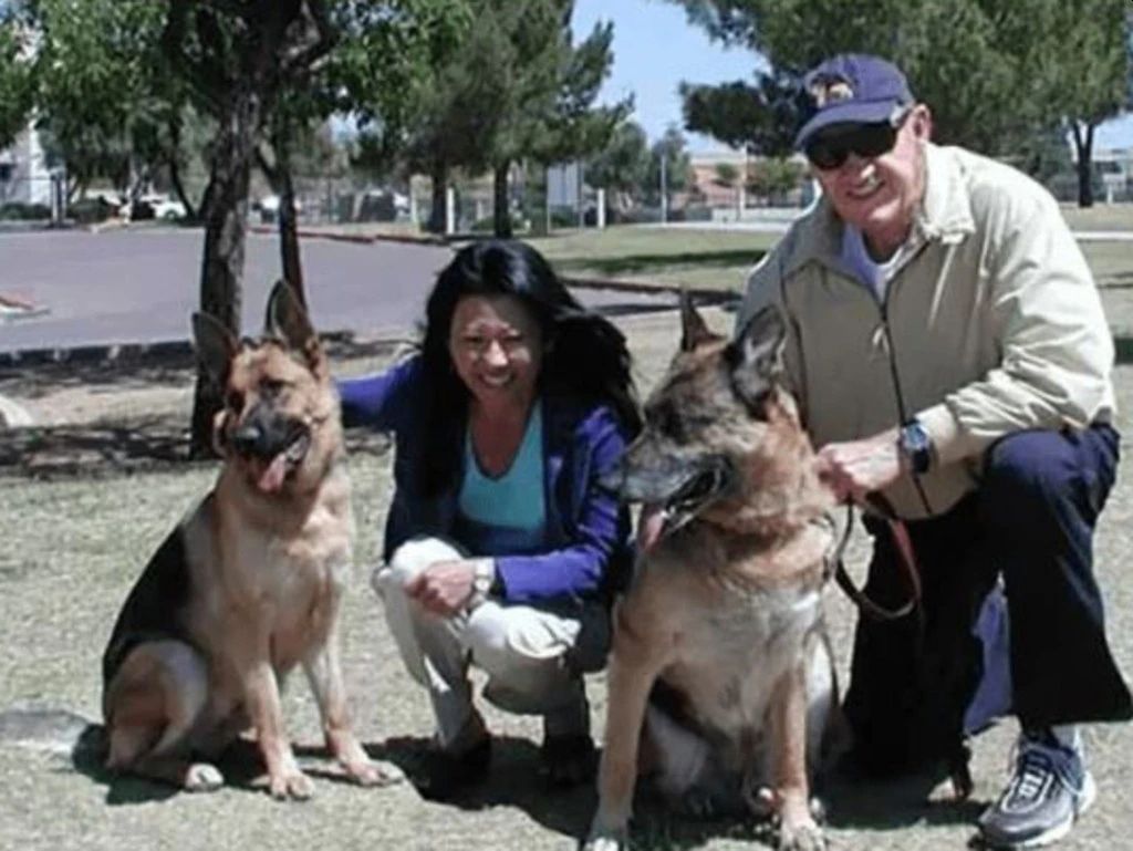 Gene Hackman e sua moglie Betsy con i loro cani