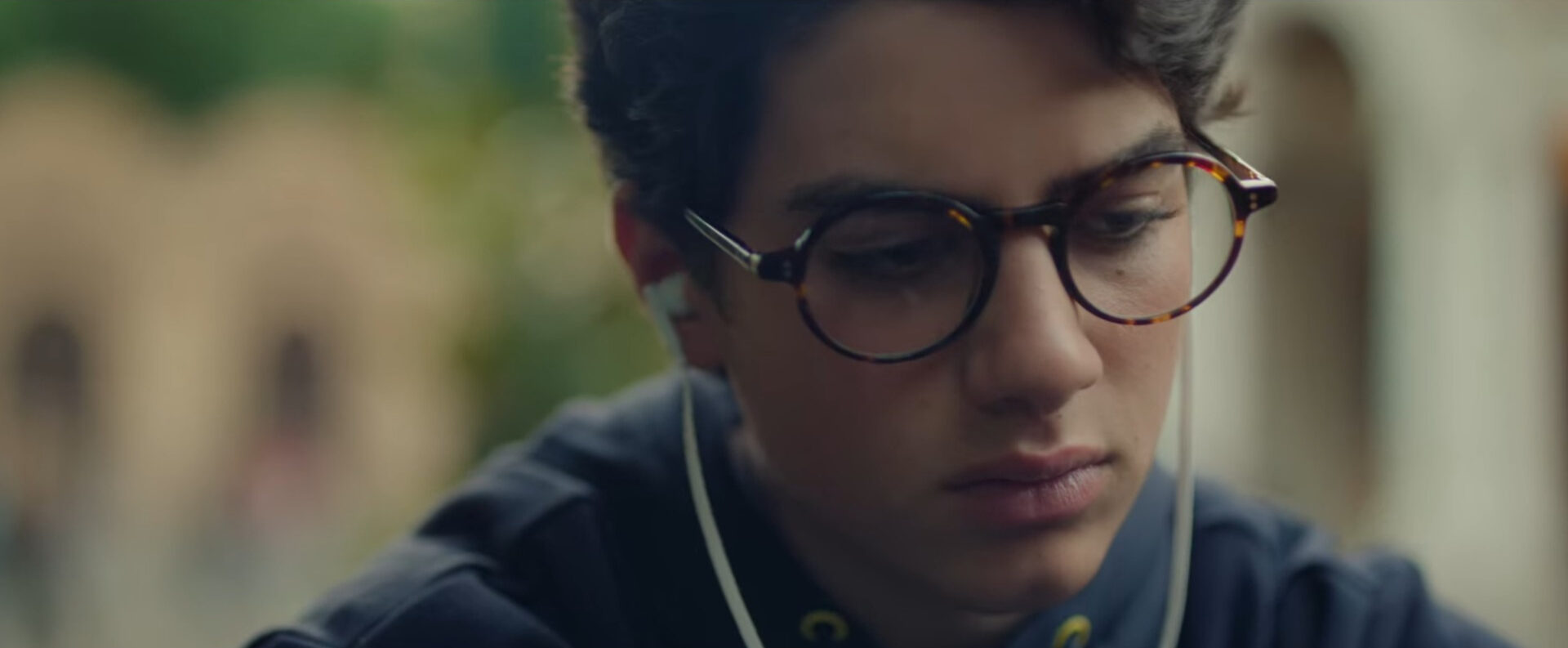 Samuele Carrino è Andrea Spezzacatena ne Il ragazzo dai pantaloni rosa