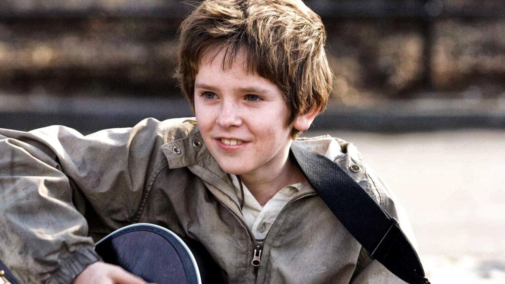 Un giovane Freddie Highmore nel film La musica nel cuore