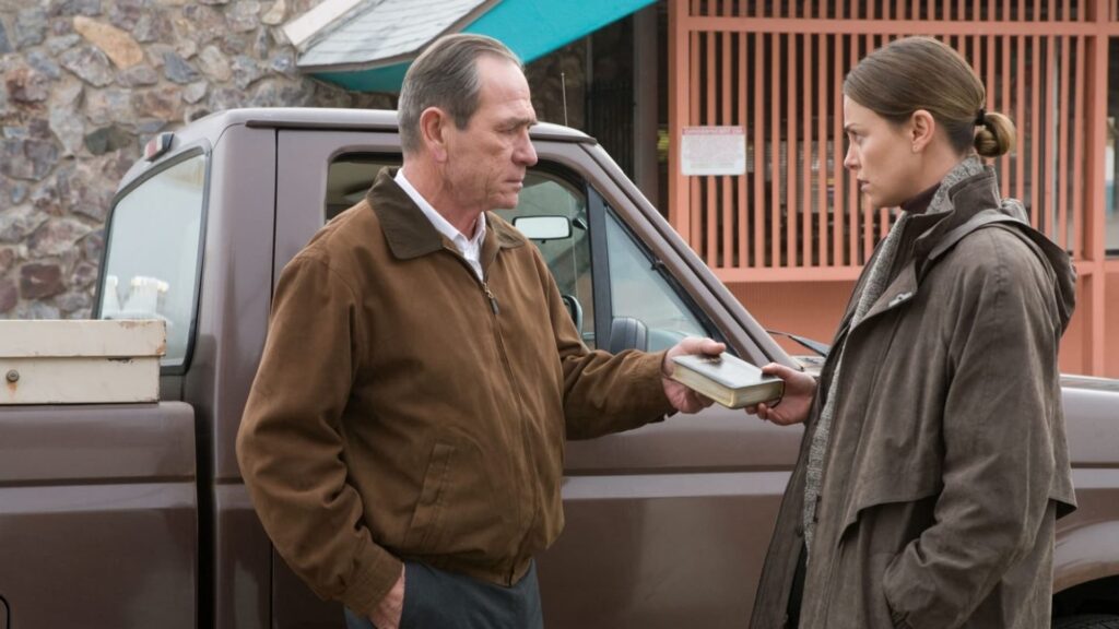 Tommy Lee Jones e Charlize Theron in una scena del film Nella valle di Elah