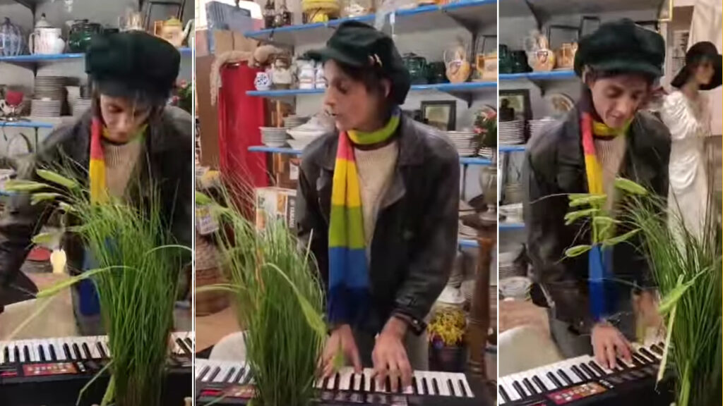 Lucio Corsi suona Volevo essere un duro in un negozio di Grosseto: il web si commuove (VIDEO) Lucio Corsi in un negozio di robivecchi