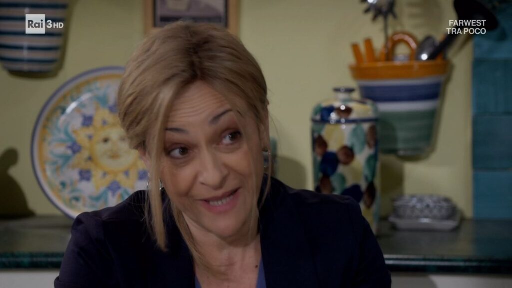 Silvia (Luisa Amatucci) di Un posto al sole con la parrucca