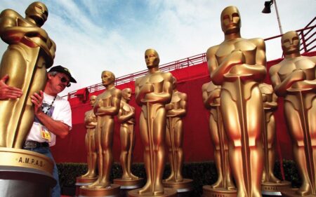 il red carpet degli Oscar, con le statue giganti