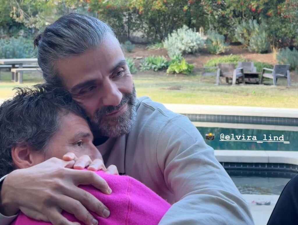 Pedro Pascal e Oscar Isaac si abbracciano