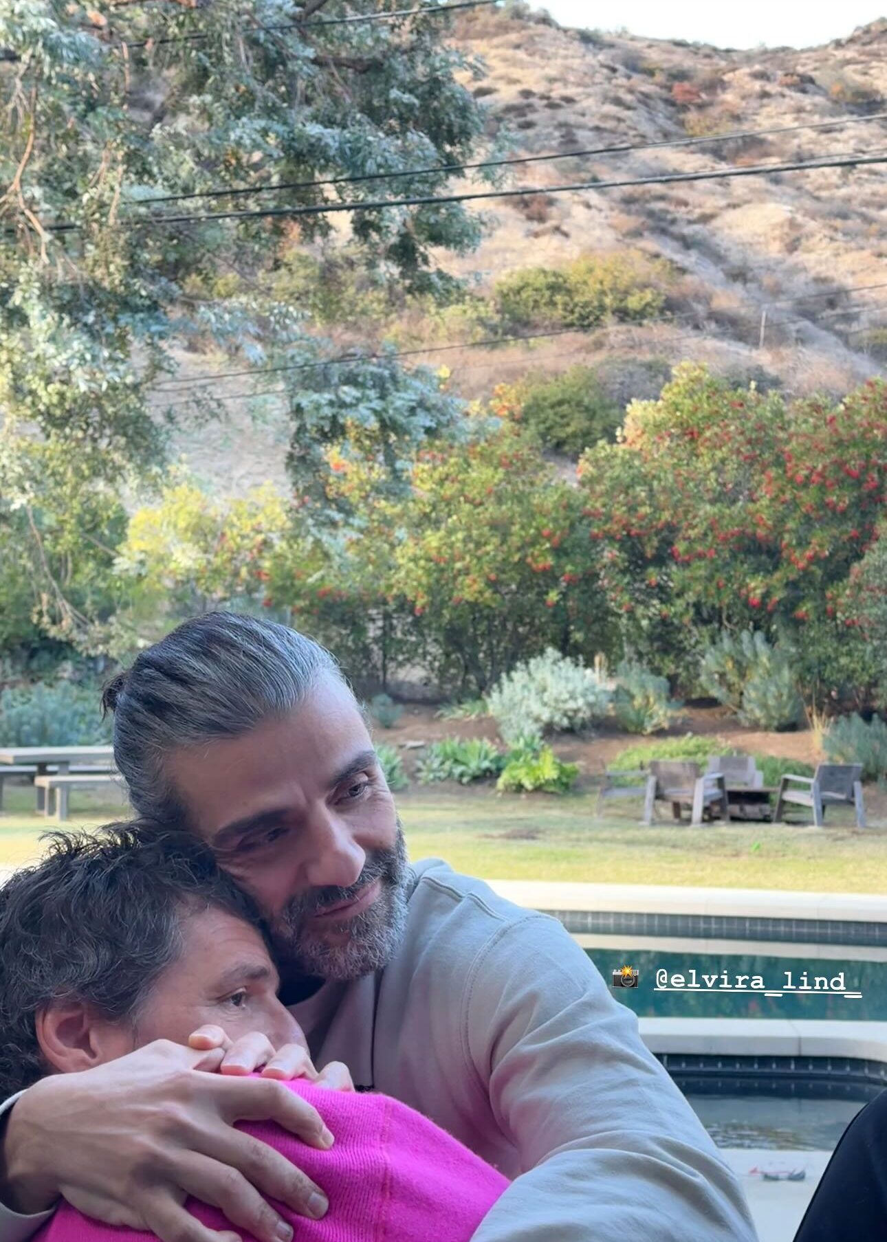 Pedro Pascal e Oscar Isaac si abbracciano