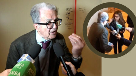 Prodi ha tirato i capelli alla giornalista di Quarta Repubblica? Un nuovo video svela tutto Romano Prodi tira i capelli ad una giornalista