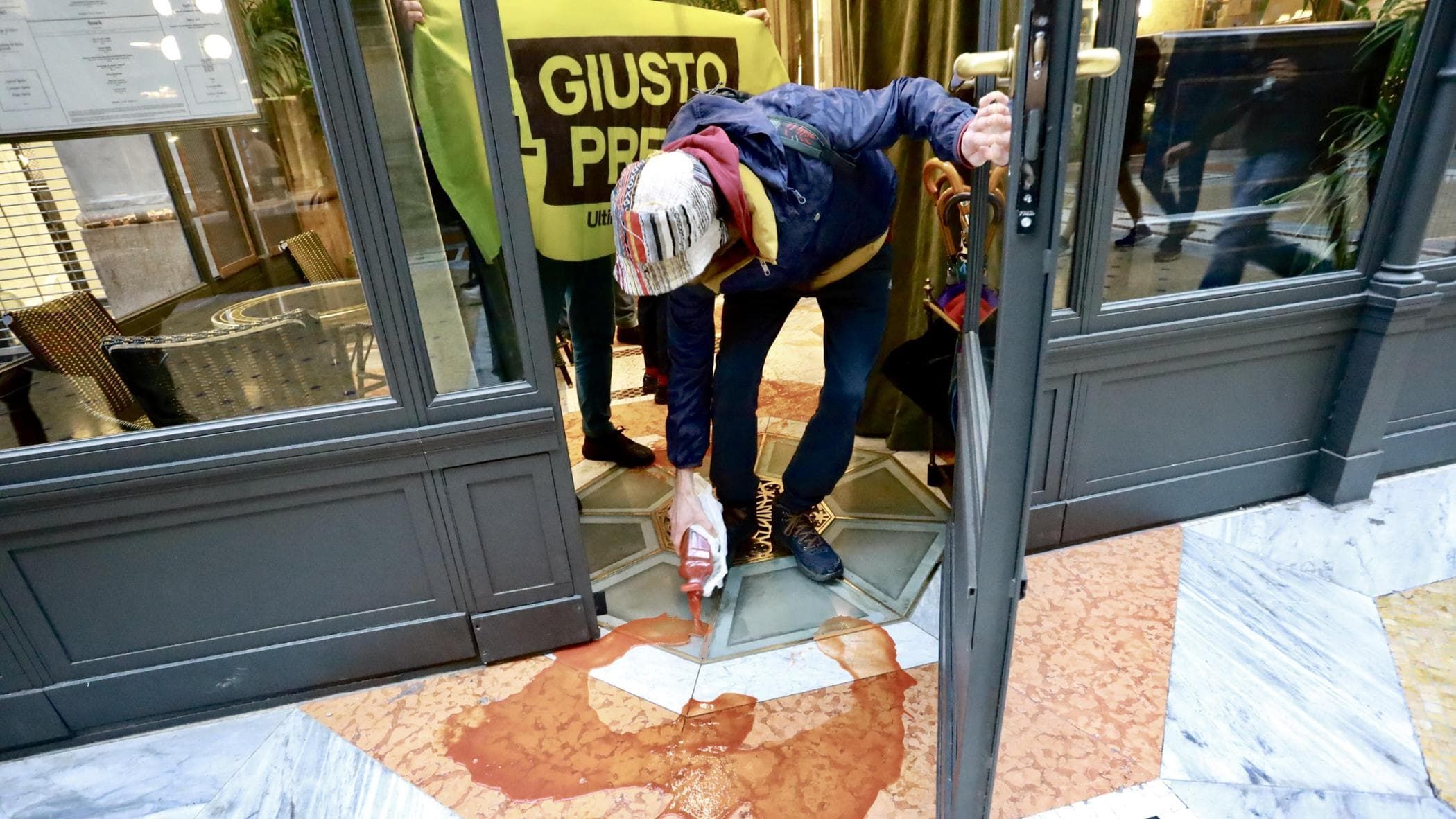 Un attivista di Ultima generazione getta sugo davanti al ristorante di Cracco a Milano