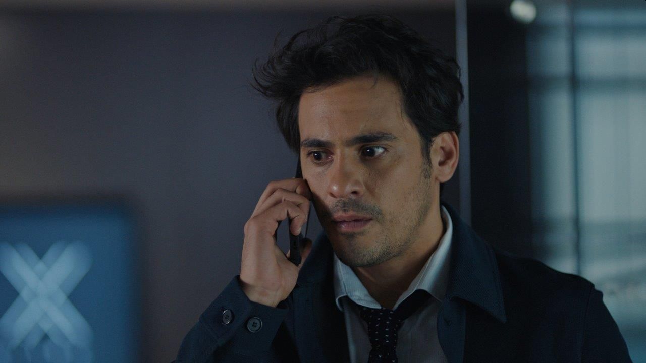 Tolga (Caner Şahin) in Tradimento