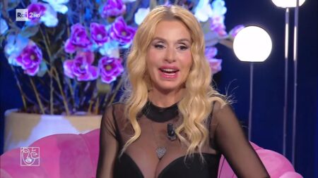 Ne vedremo delle belle: Valeria Marini spiega perché ha lasciato la chat di gruppo Valeria Marini