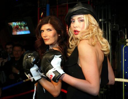 Valeria Marini e Pamela Prati con i guantoni da boxe