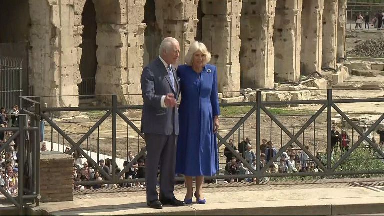 Carlo e Camilla al Colosseo [Rainews]