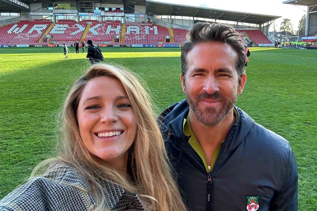 Selfie di Ryan Reynolds e Blake Lively al Racecourse Ground di Wrexham nel 2023