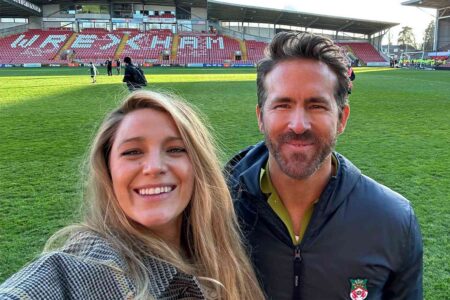 Ryan Reynolds festeggia con Blake Lively la promozione della sua squadra di calcio (FOTO E VIDEO) Selfie di Ryan Reynolds e Blake Lively al Racecourse Ground di Wrexham nel 2023