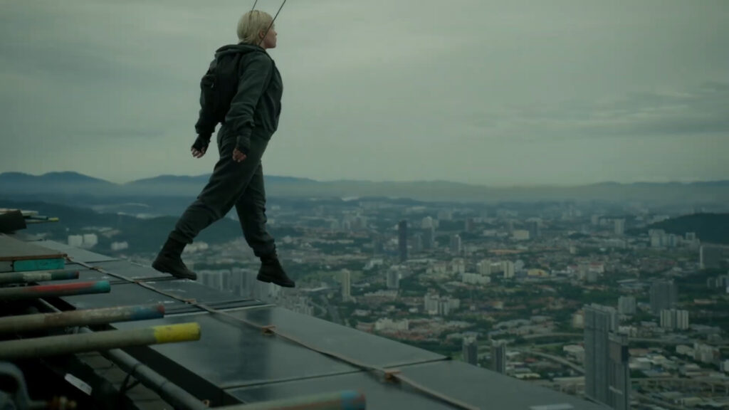 Thunderbolts*, Florence Pugh sulla scena del grattacielo: “Follia pura, ma ce l’ho fatta” Florence Pugh nel BTS del salto dal Merdeka in Thunderbolts